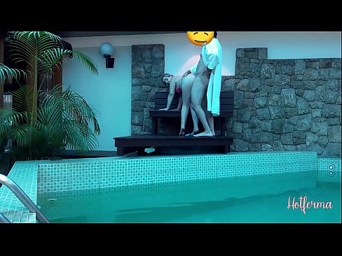 ❤️ Boss invitéiert Déngschtmeedchen an de Pool, mee konnt net engem waarm widderstoen ❤❌ Fucking bei eis ❌❤