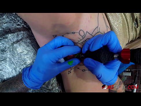 ❤️ Extrem tattooed Hottie Sully Savage krut en Tattoo op hirem Klitoris ❤❌ Fucking bei eis ❌❤
